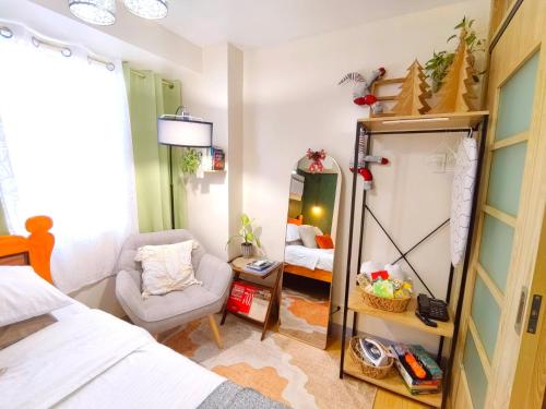 Chill Vibes in Ridgewood near NAIA Terminal 3, BGC and Venice with Lap pool, WIFI and Netflix