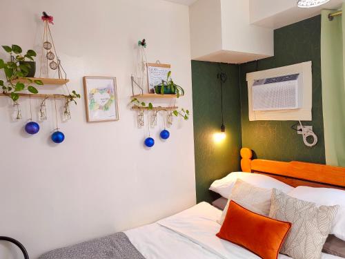 Chill Vibes in Ridgewood near NAIA Terminal 3, BGC and Venice with Lap pool, WIFI and Netflix