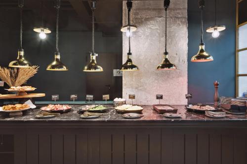 Skylark, Aluma Hotel & Resort