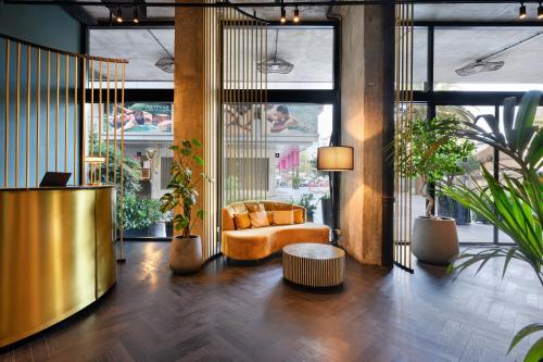 Skylark, Aluma Hotel & Resort