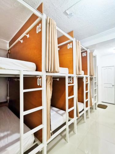 Nomads MNL Backpackers Homestay - near Airport