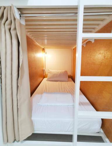 Nomads MNL Backpackers Homestay - near Airport