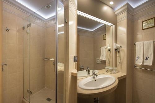 Effect Grand Victoria Hotel