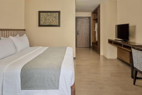 Two Seasons Coron Bayside Hotel