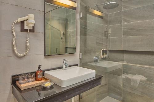 Two Seasons Coron Bayside Hotel