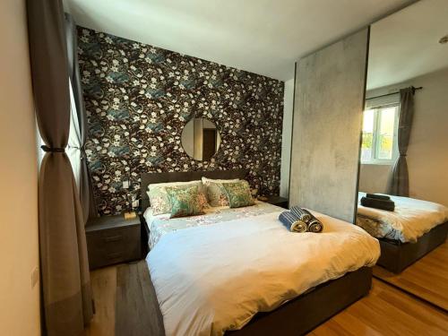 Airport Accommodation Bedroom with your own private Bathroom Self Check In and Self Check Out Air-condition Included