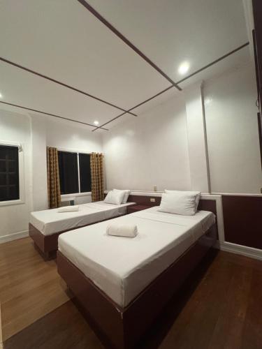 Stefanie Grace Paradise Inn