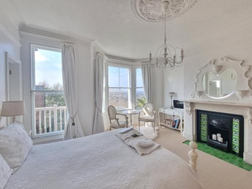 West Hill Retreat Edwardian Balcony Ensuite with Room Served Breakfast & Free Offstreet Parking