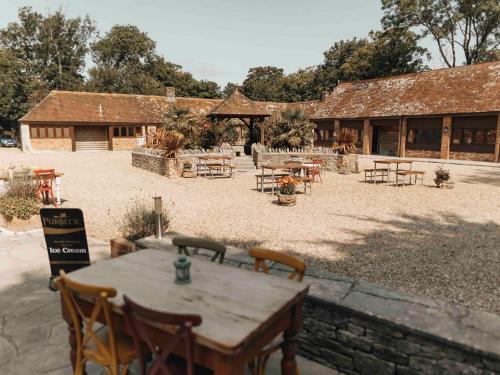 Kingston Country Courtyard