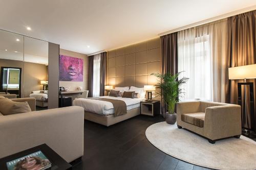 Dominic & Smart Luxury Suites Republic Square