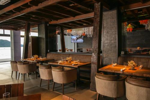 Two Seasons Coron Bayside Hotel