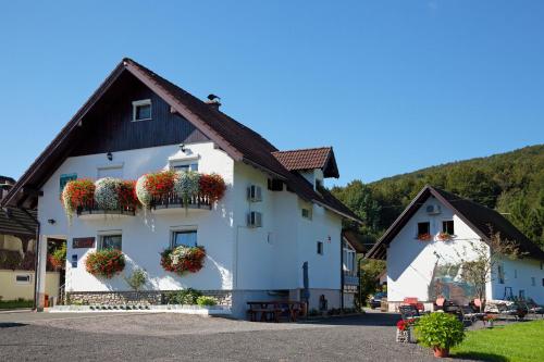 Plitvice House Pox