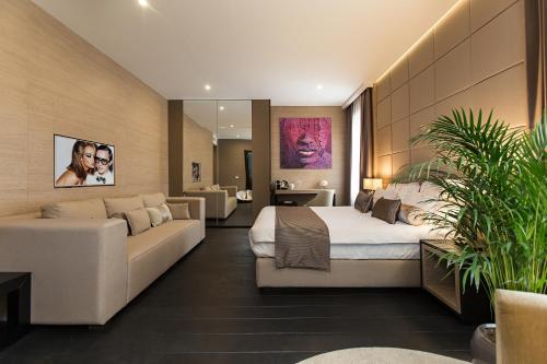 Dominic & Smart Luxury Suites Republic Square