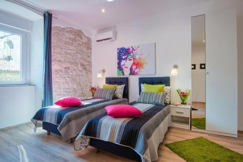Top Center Rooms & Studio