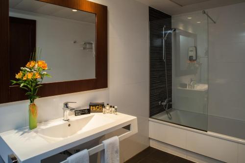 TäCH Madrid Airport Hotel