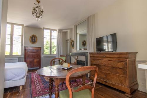 Aristide Apartments